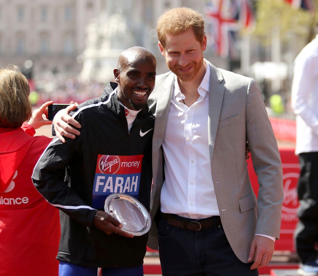 Класиралият се на трето място в  мъжки Лондонски маратон се снимка с приц Хари