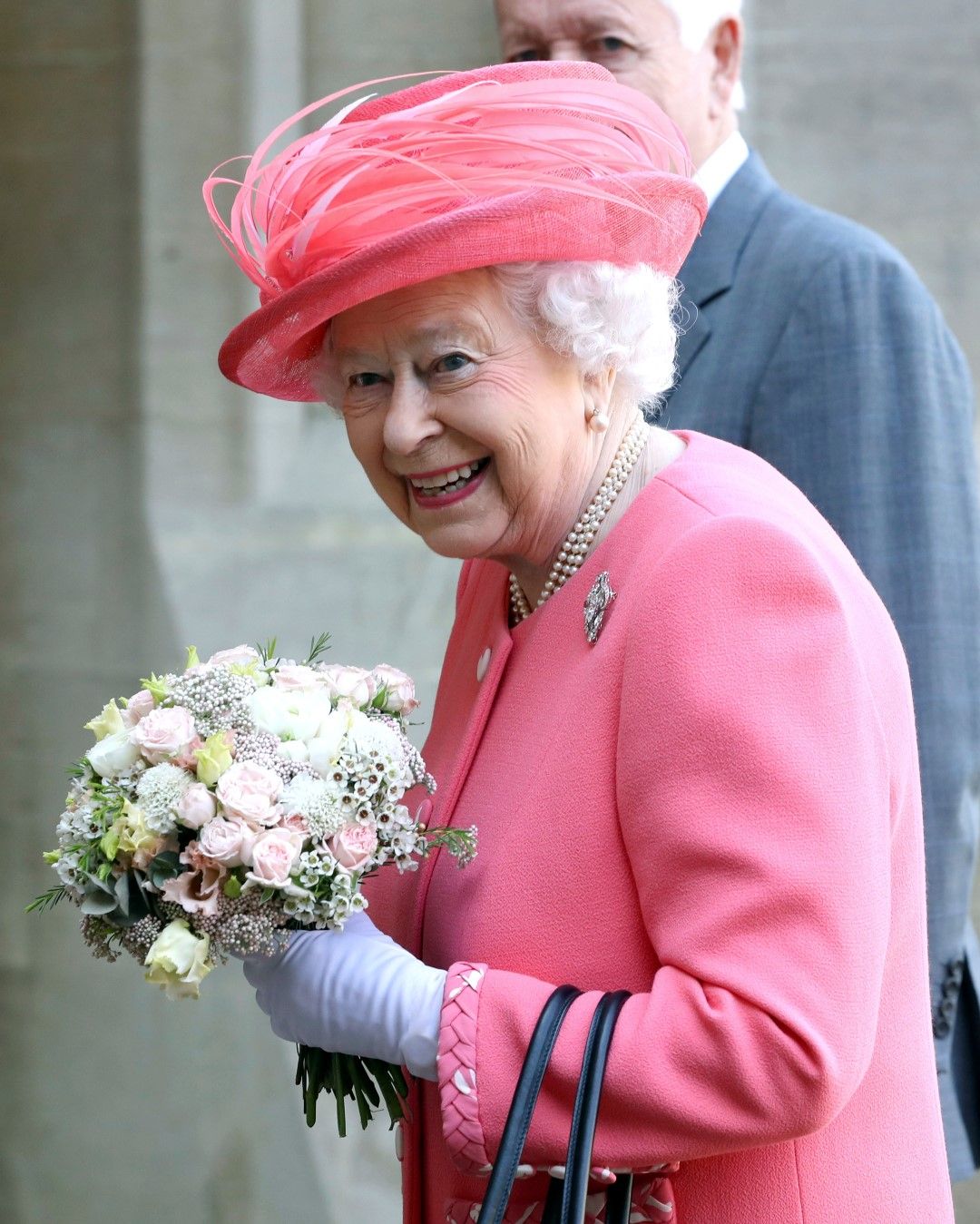 Кралица Елизабет Втора се усмихва, след като даде старт на маратона, в който участваха 40 000 души