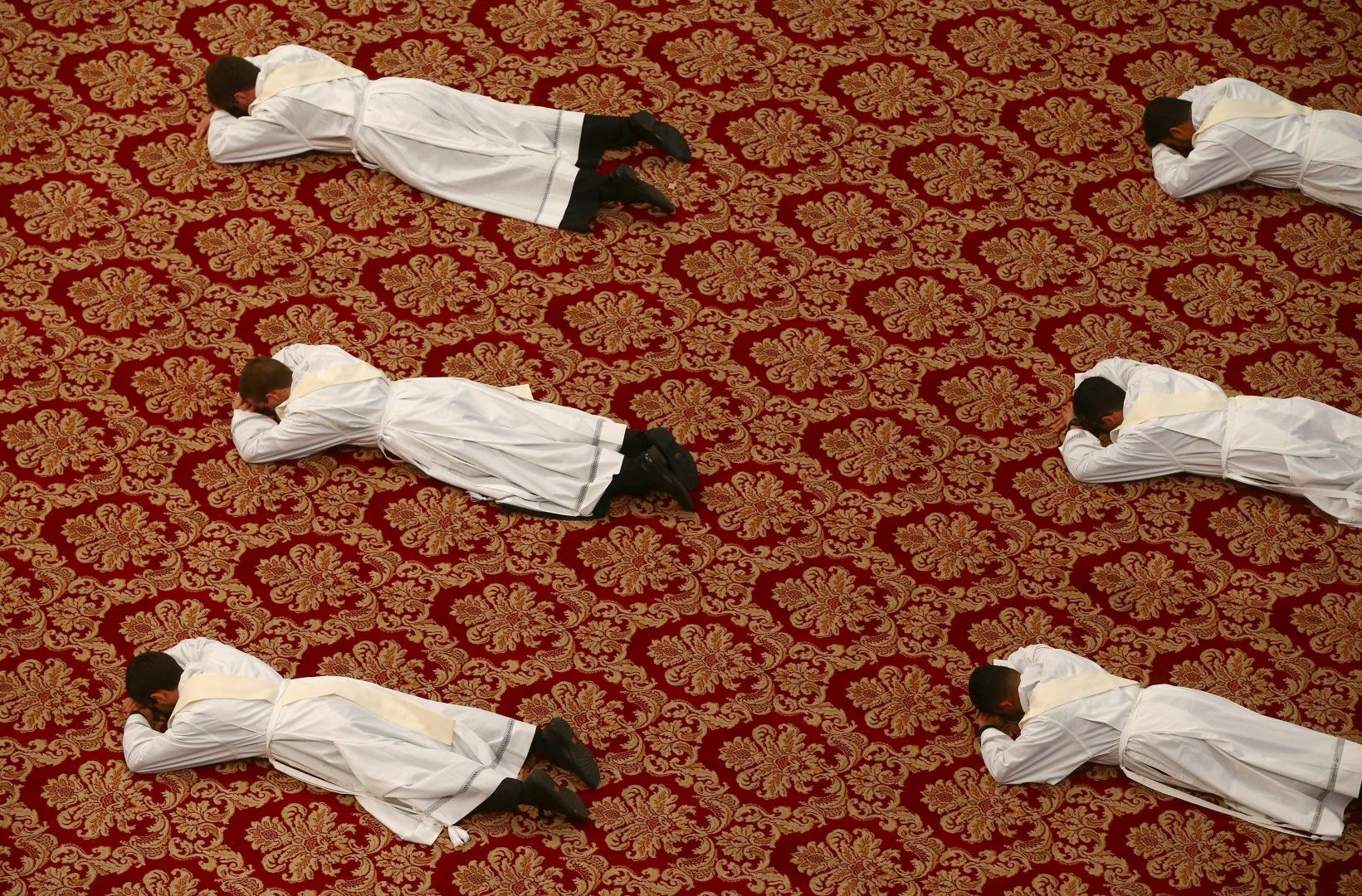 Нови свещеници по време на церемония по ръкополагането им, водена от папа Франциск