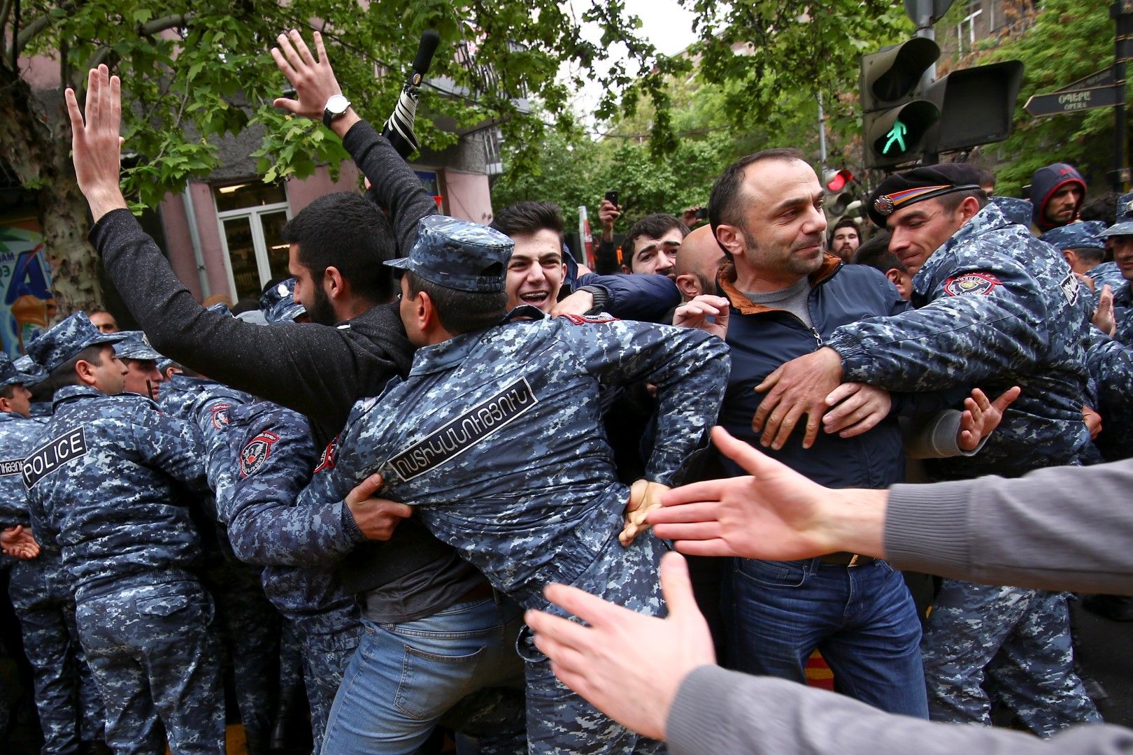Сблъсъци между полицията и протестиращите избухнаха на антиправителствена демонстрация в арменската столица Ереван. Над 120 души са арестувани, има ранени