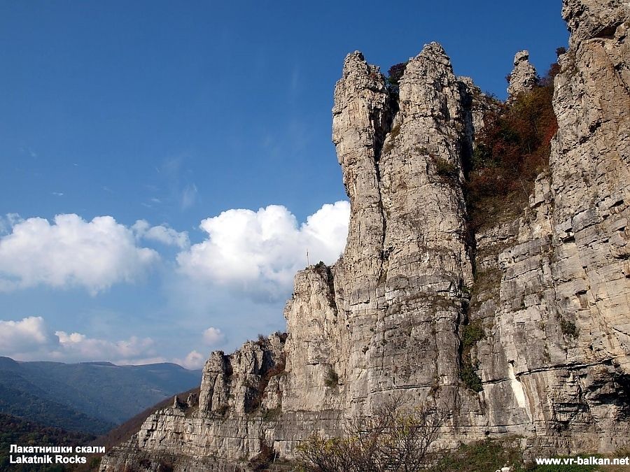 Лакатнишките скали се издигат до 250 м над Искър