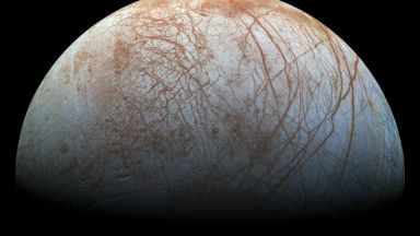Луната Европа на Юпитер изглежда изпуска водни струи