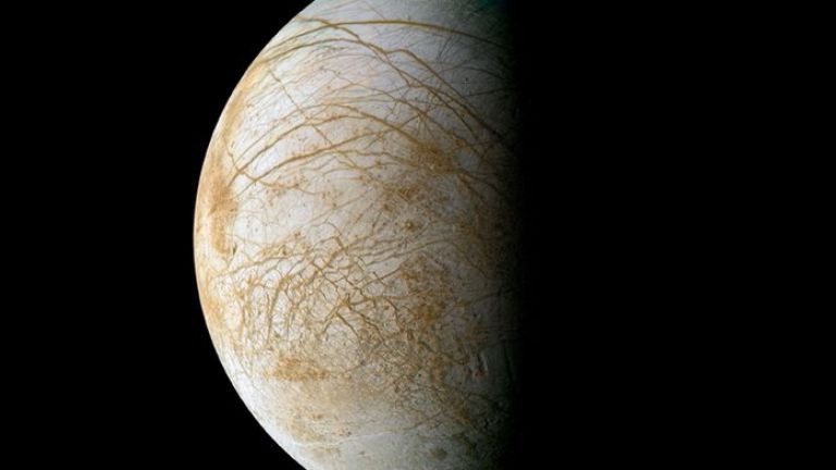 Юпитеровата луна Европа може да има водни запаси точно под ледената си повърхност