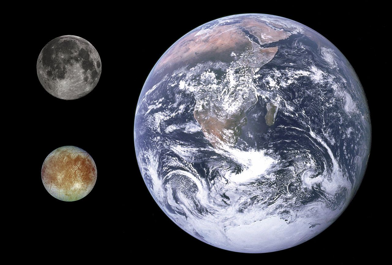 Европа, сравнена с Луната и Земята
