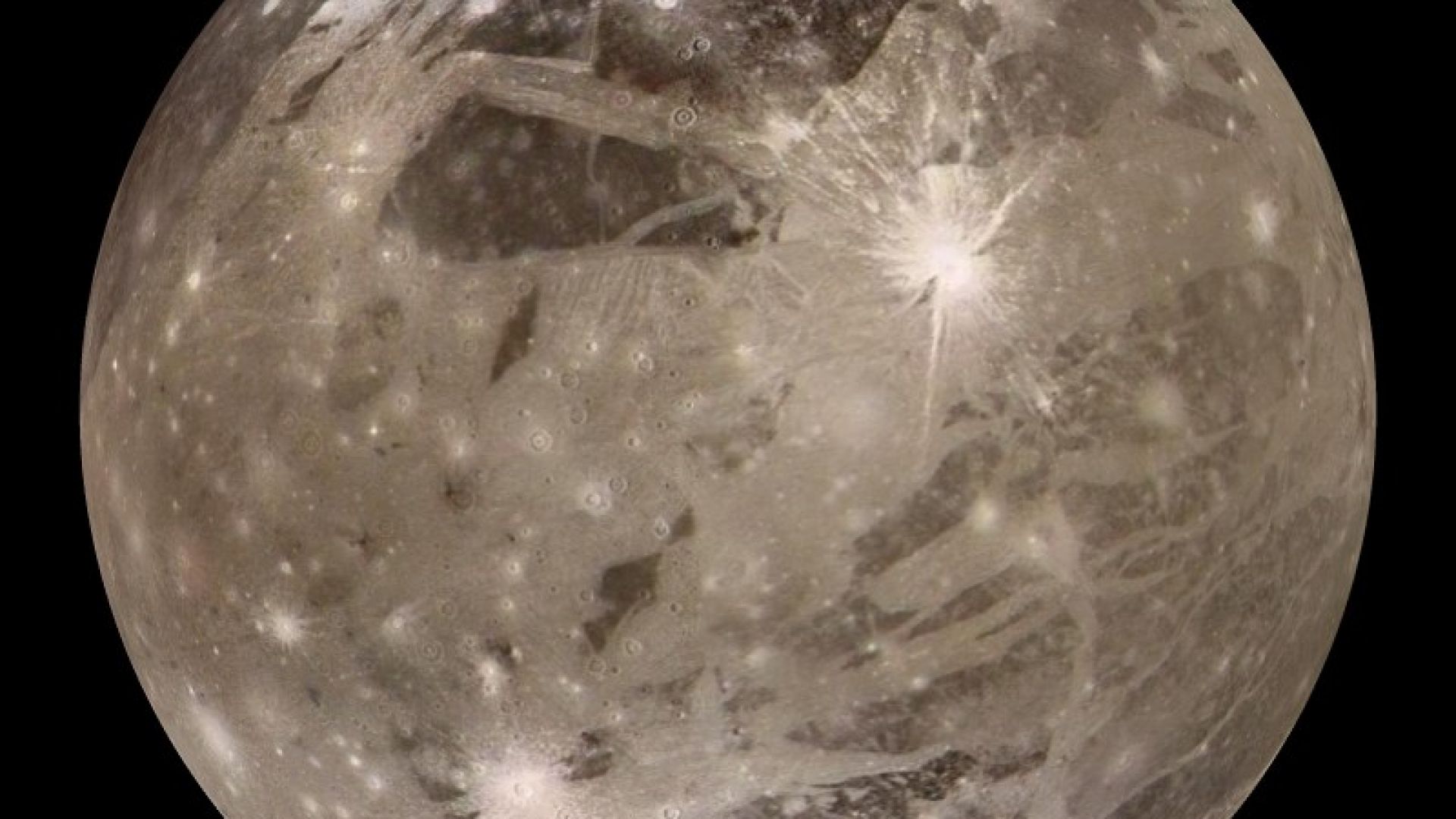 Сонда на НАСА засне най-голямата луна в Слънчевата система