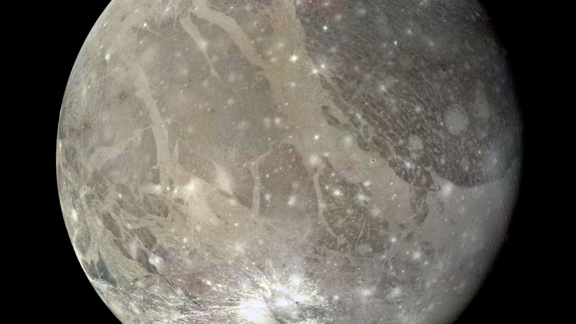 "Хъбъл" намери доказателства за водни пари на най-голямата луна на Юпитер