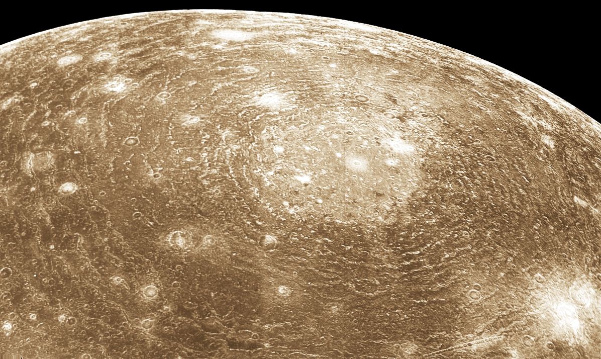 Най-големият кратер на Калисто е с радиус от около 1500 километра