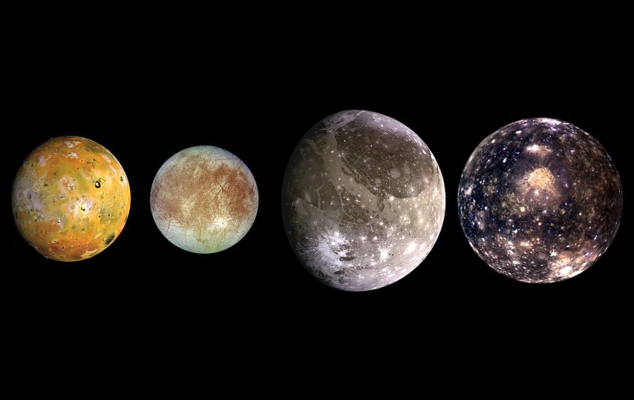 4-те Галилееви луни представляват 99% от масата на всички спътници на Юпитер