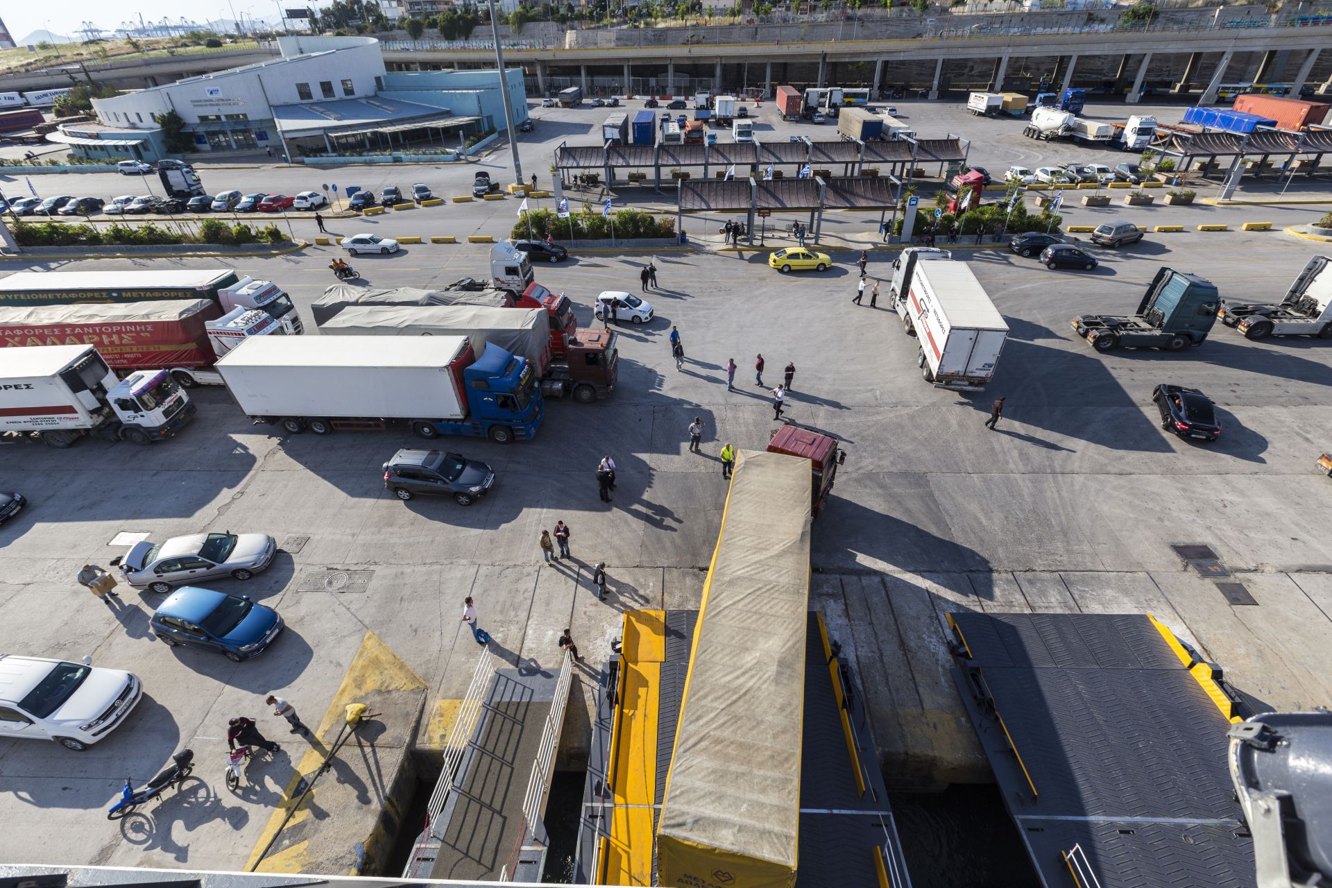 Тирове извозват контейнери от пристанище Пирея