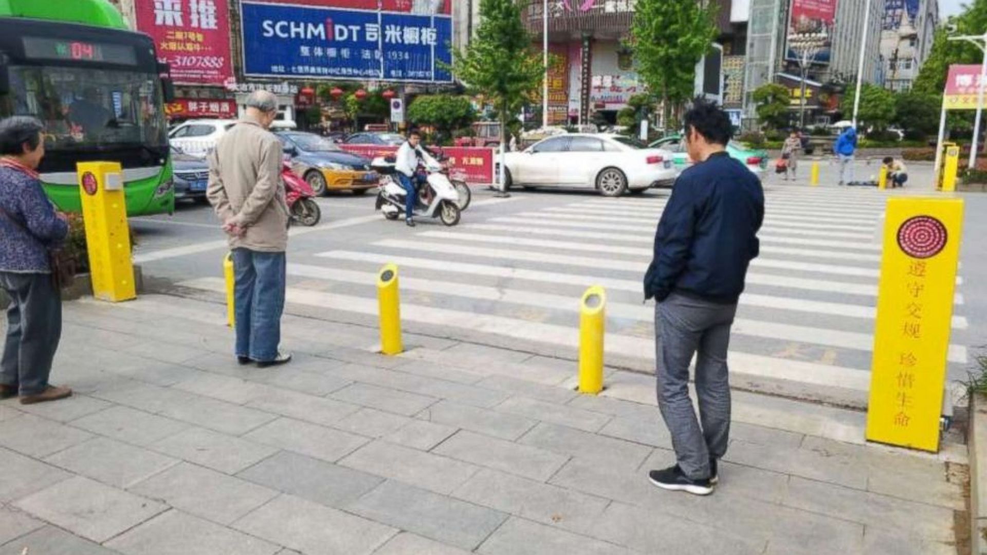 В Китай пръскат с вода пешеходците нарушители
