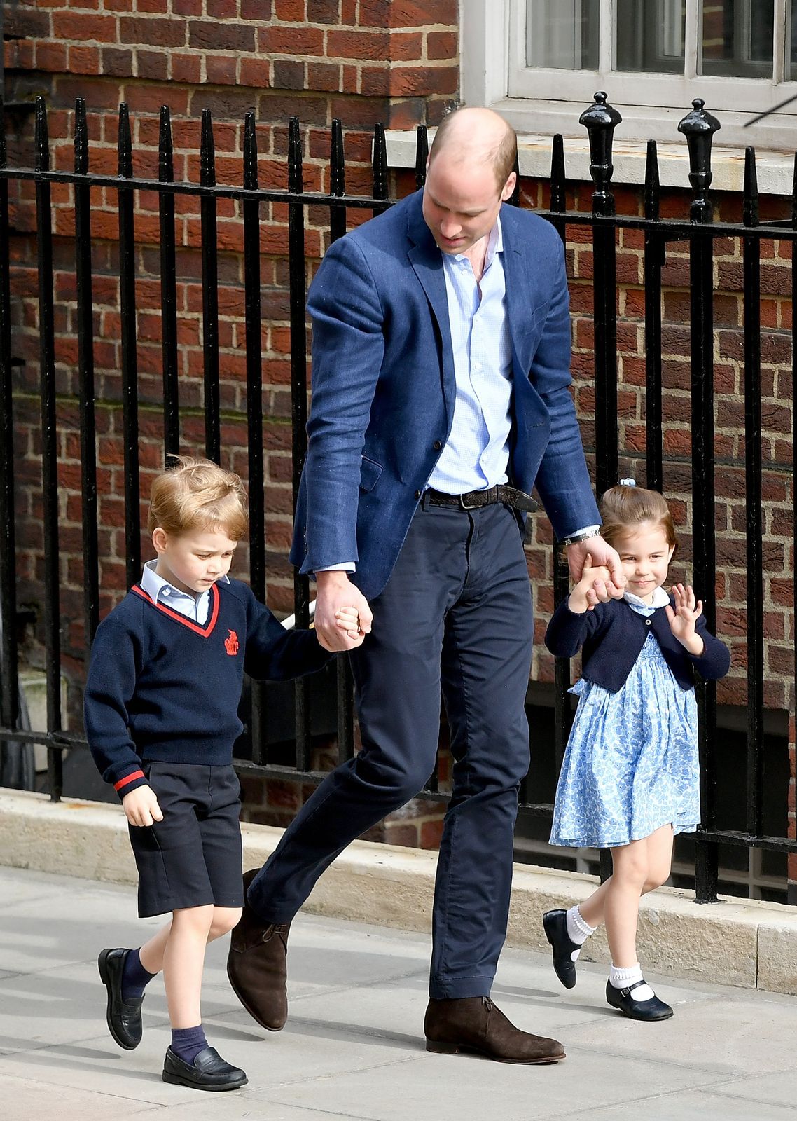 Принц Джорд с баща си и сестра си Шарлот