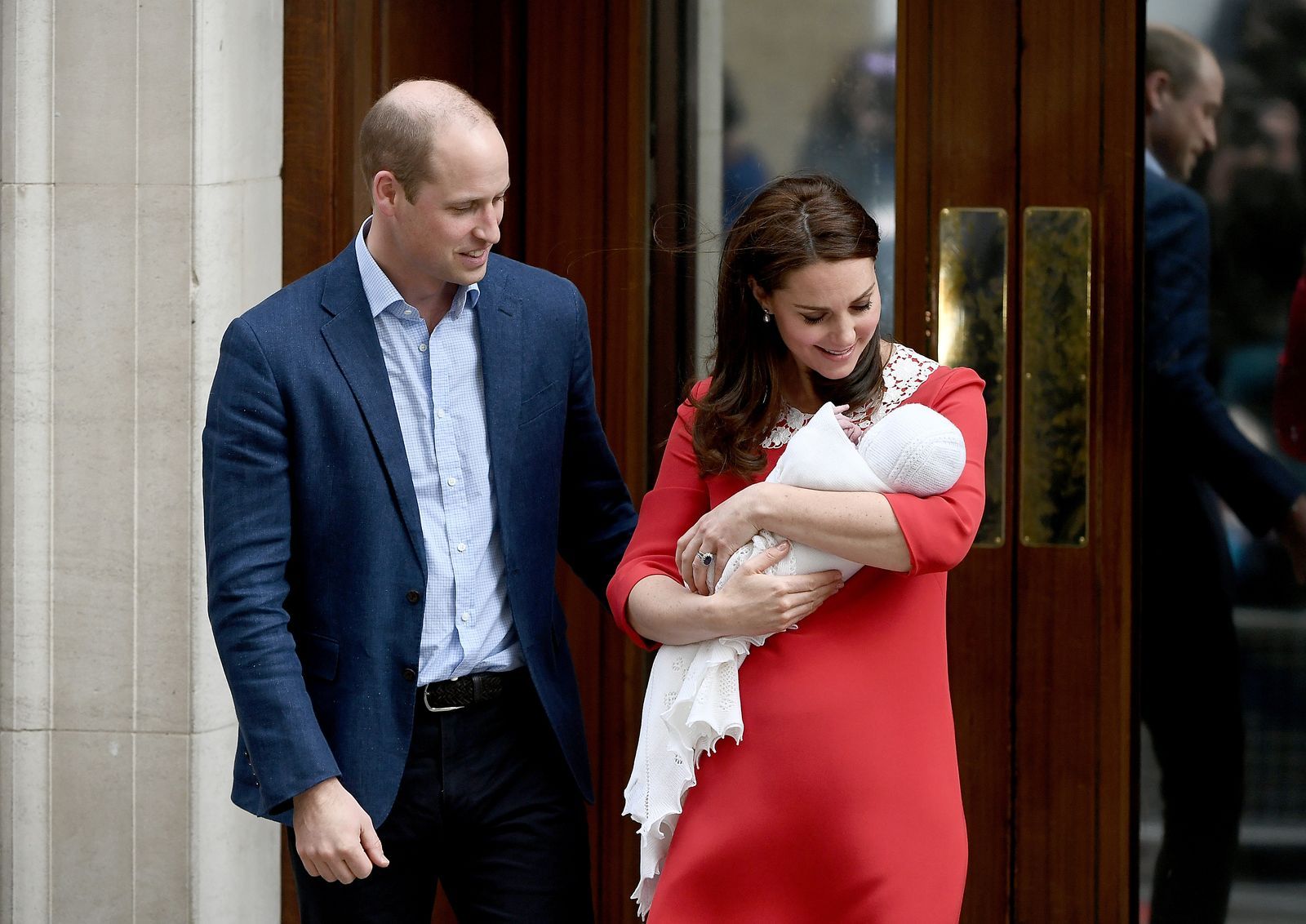 Уилям и Катрин на изписването на новородения принц