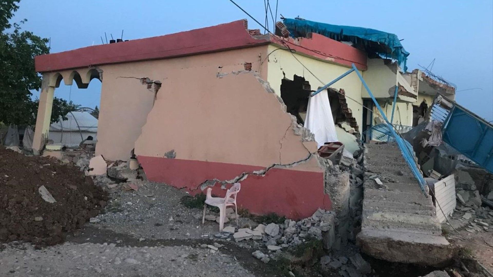 Двеста и десет големи земетресения с магнитуд от над 6