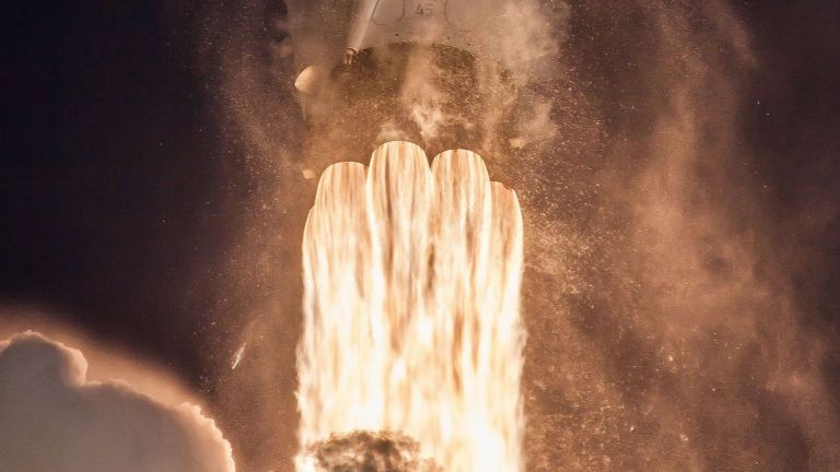 SpaceX изстреля навигационен спътник от трето поколение