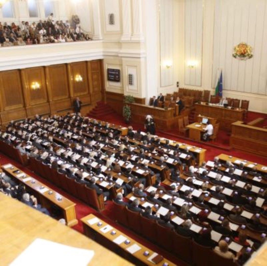 Парламентът така и не успява да спечели доверието на българите