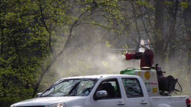 Третираните терени се обозначават от изпълнителите предварително с табели за