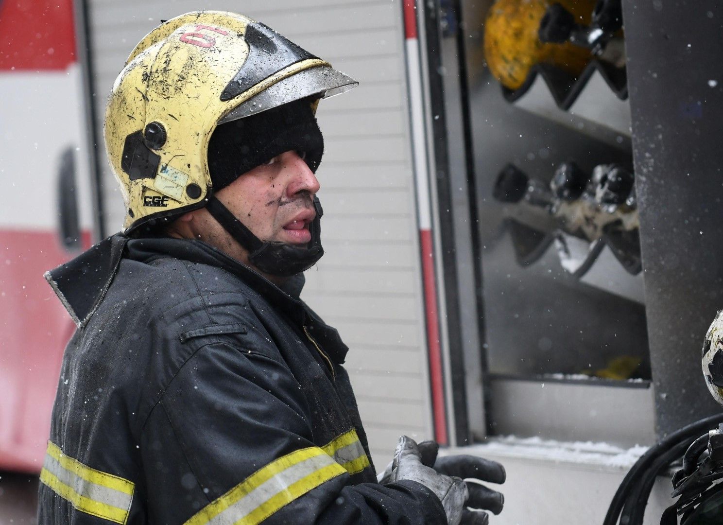 Свободните от дежурство пожарникари също са привикани на работа