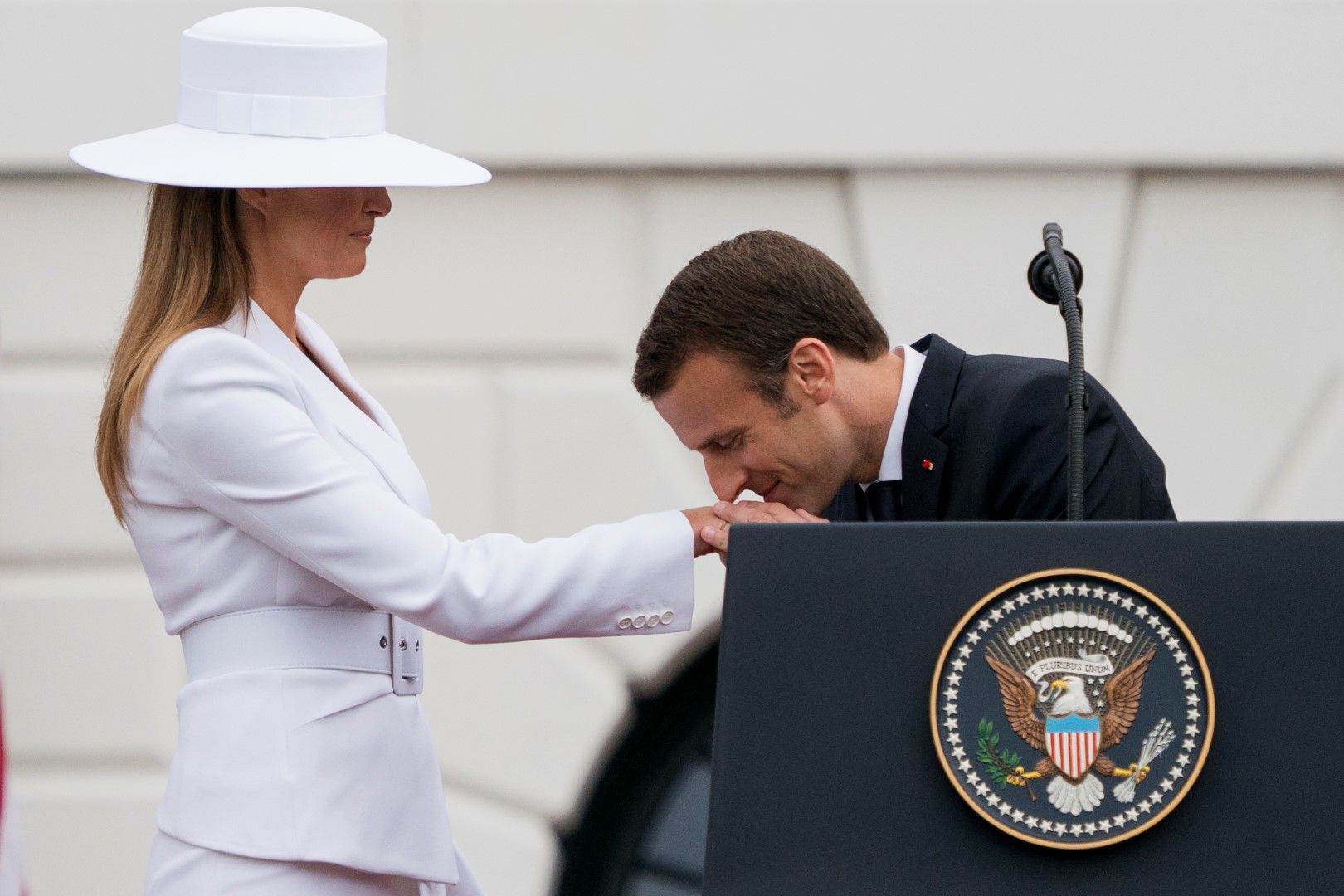Еманюел Макрон целува ръка на Мелания Тръмп