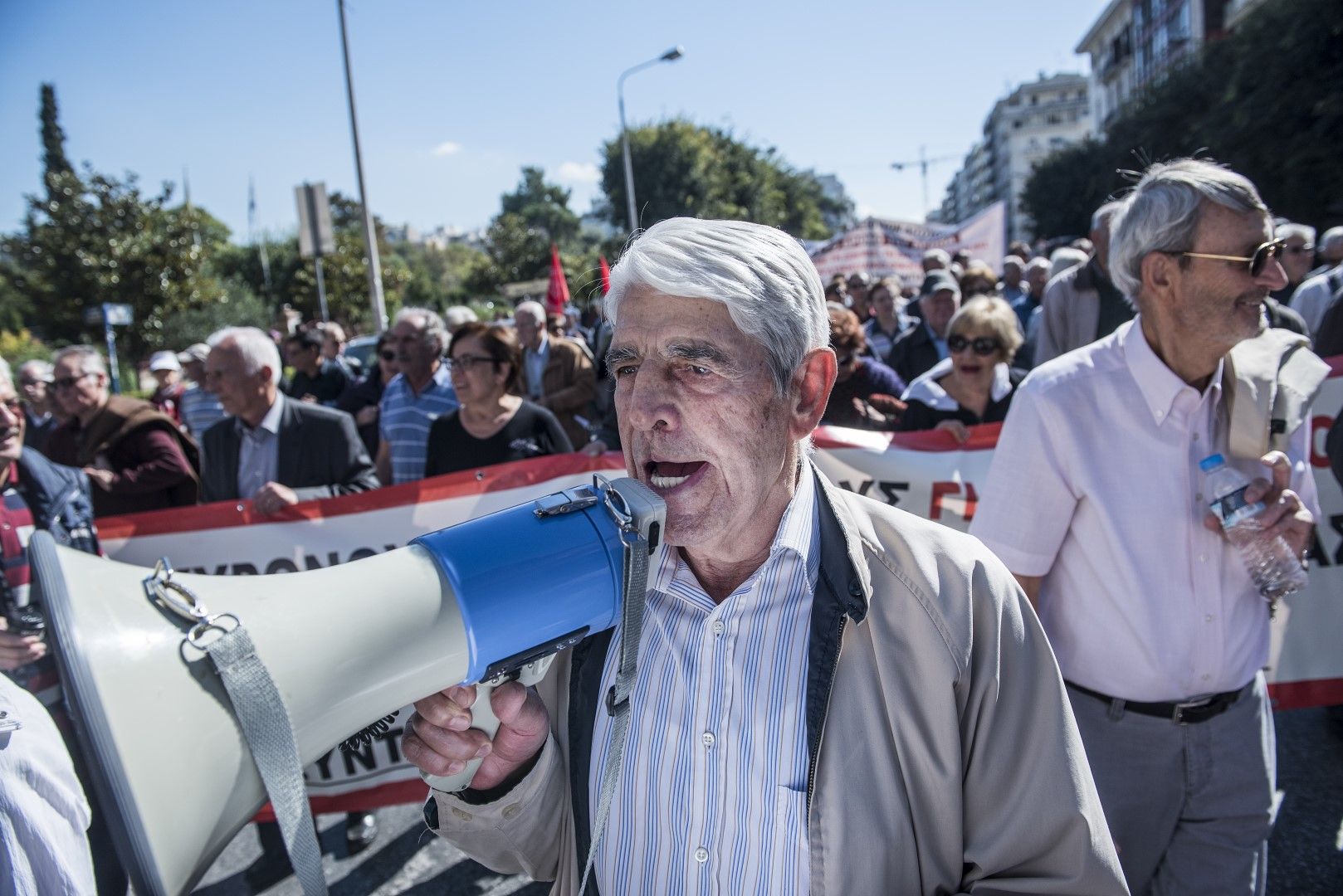 Гръцките пенсионери протестират срещу орязване на пенсиите им
