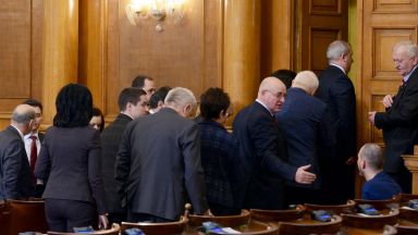 Депутатите се скараха за правомощия на КЕВР, отложиха решението