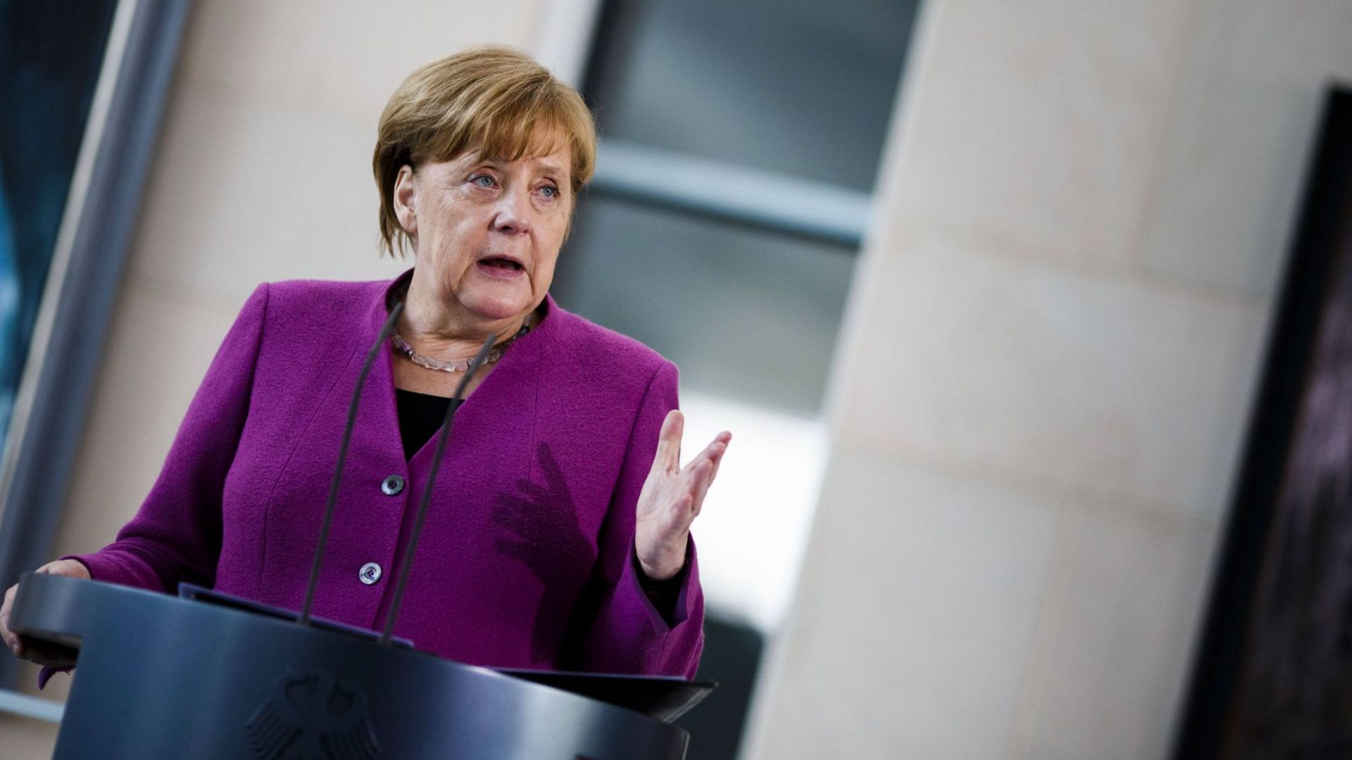 Канцлерът на Германия Ангела Меркел е контрабандирала валута като туристка