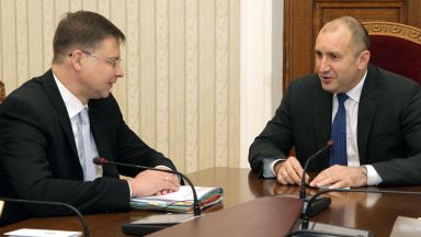 Радев иска план, анализ и оценка на рисковете от еврото