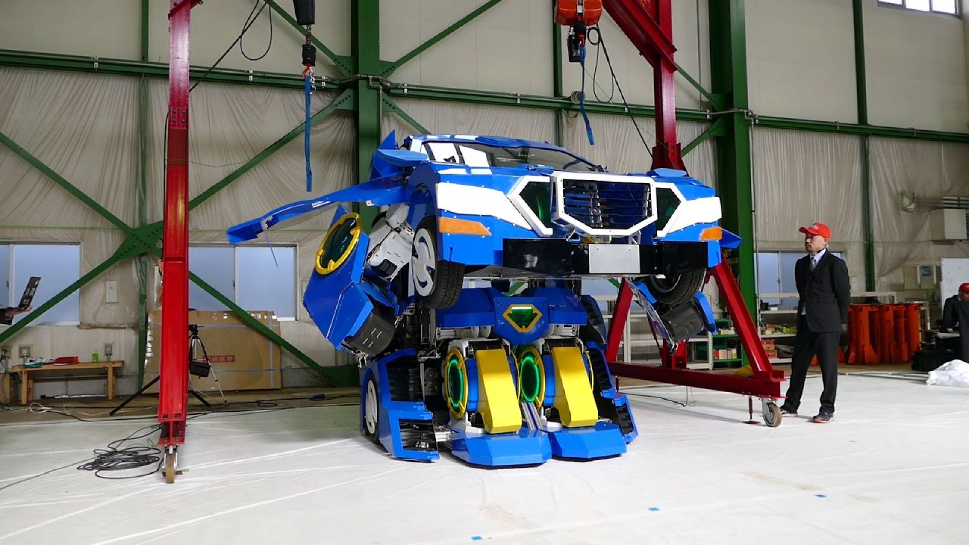 Трансформиращ се робот дебютира в Япония