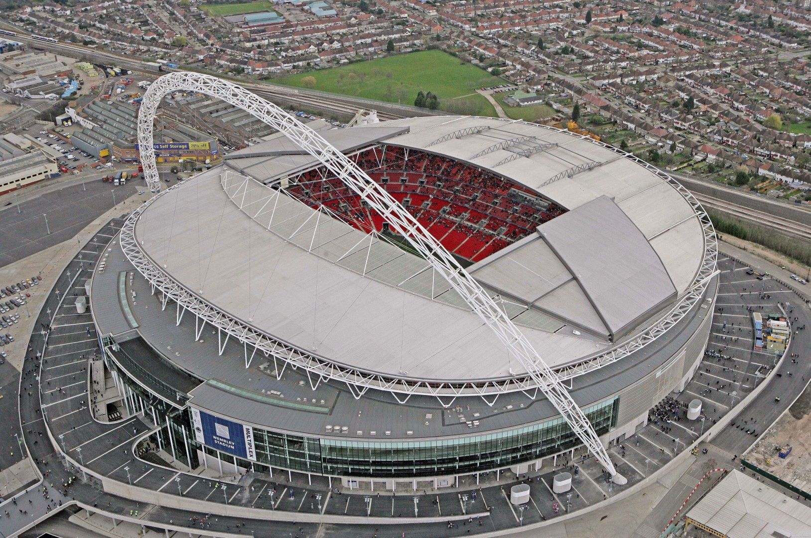Реконструираният "Уембли" е само на 21 километра от новия стадион на Тотнъм и е дом на английския национален отбор от 2007 година. На него се играха два финала в Шампионска лига - през 2011-а и 2013-а. Капацитетът му е за 90 хиляди души.