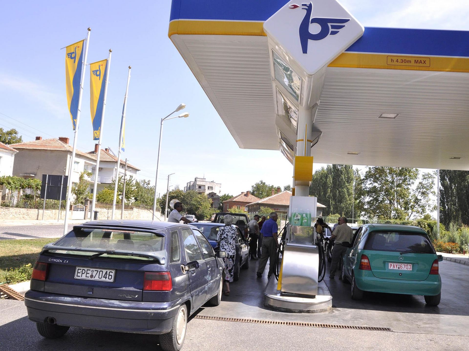 Гърци зареждат у нас поради по-евтиния бензин