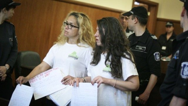 Иванчева и Петрова пристигнаха облечени в тениски на „Зелените“