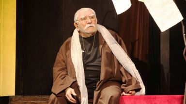 Известният актьор и режисьор Армен Джигарханян е починал днес рано