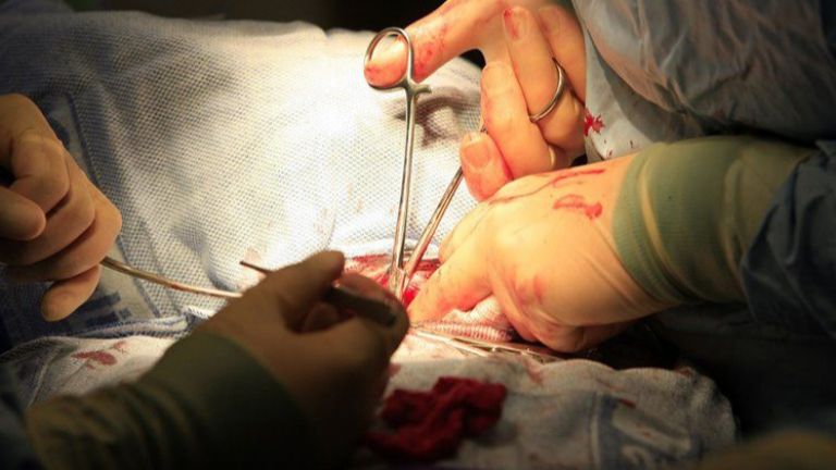 Трима души отиват на съд за ръководене и участие в