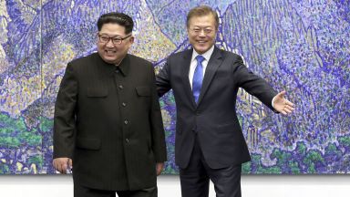 Мун и Ким преговарят за мир на Корейския полуостров