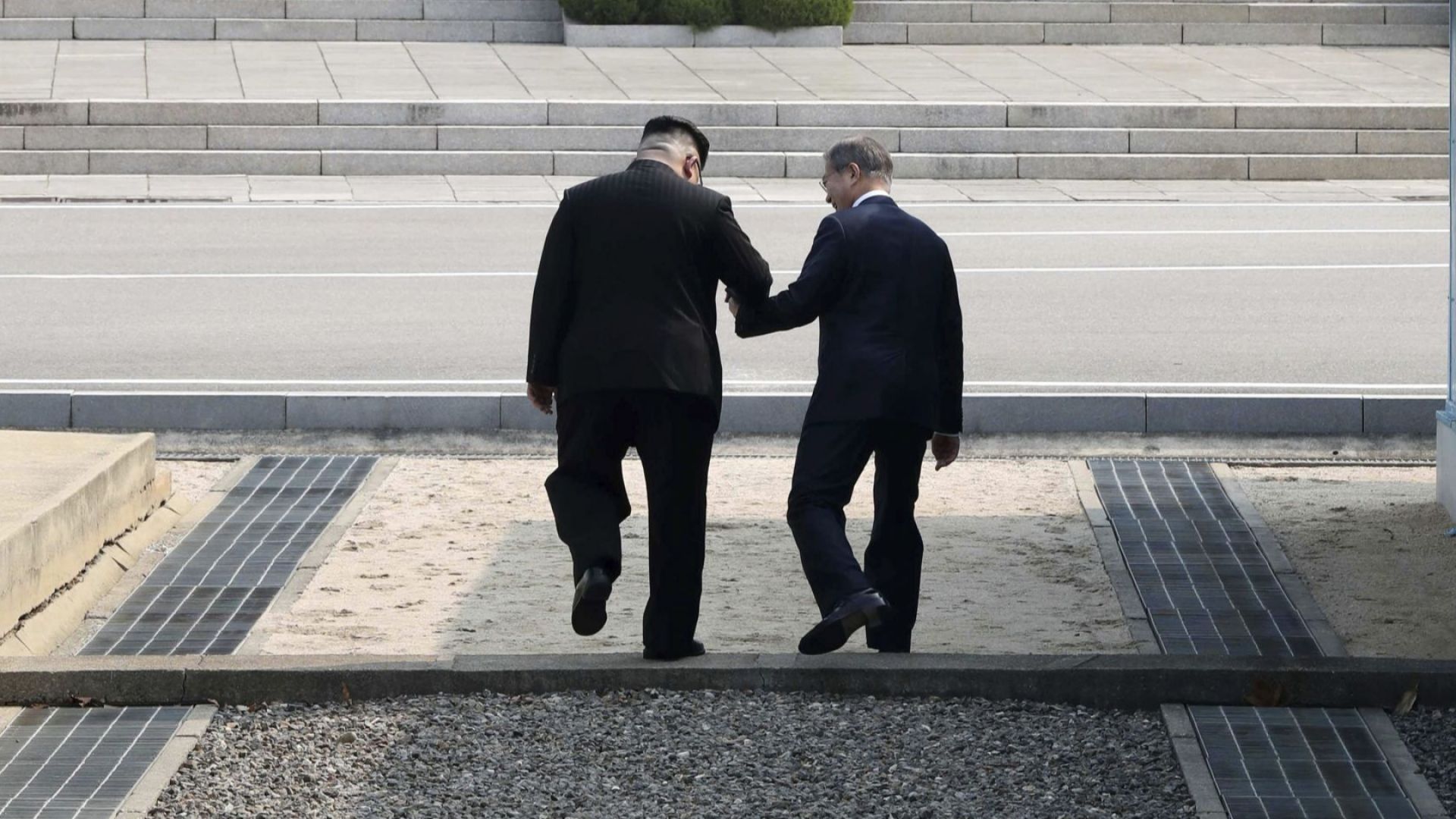 Ким "дръпна" Мун на севернокорейска земя, сестра му иска бързо обединение на двете Кореи