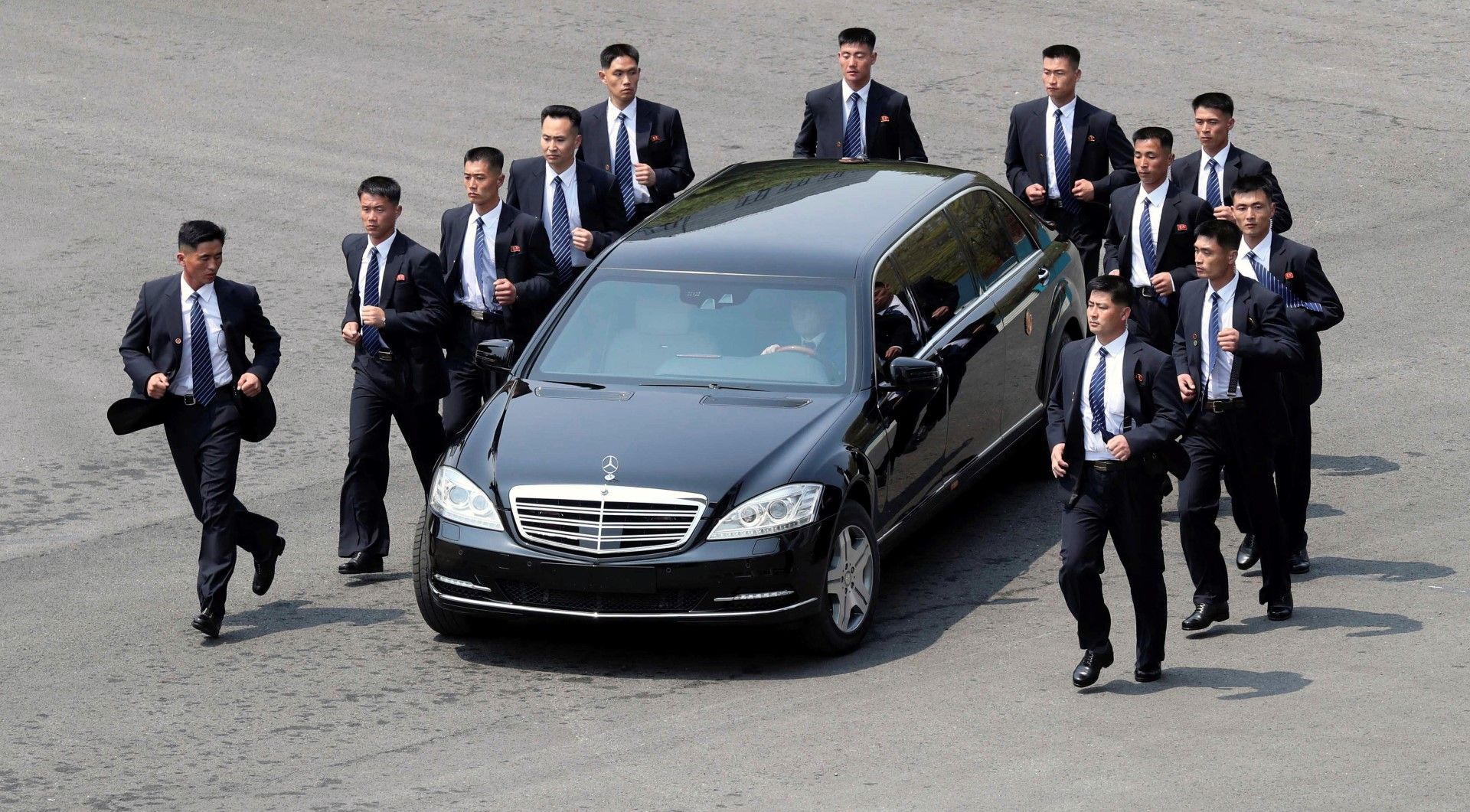 Охраната и лимузината на Ким Чен-ун
