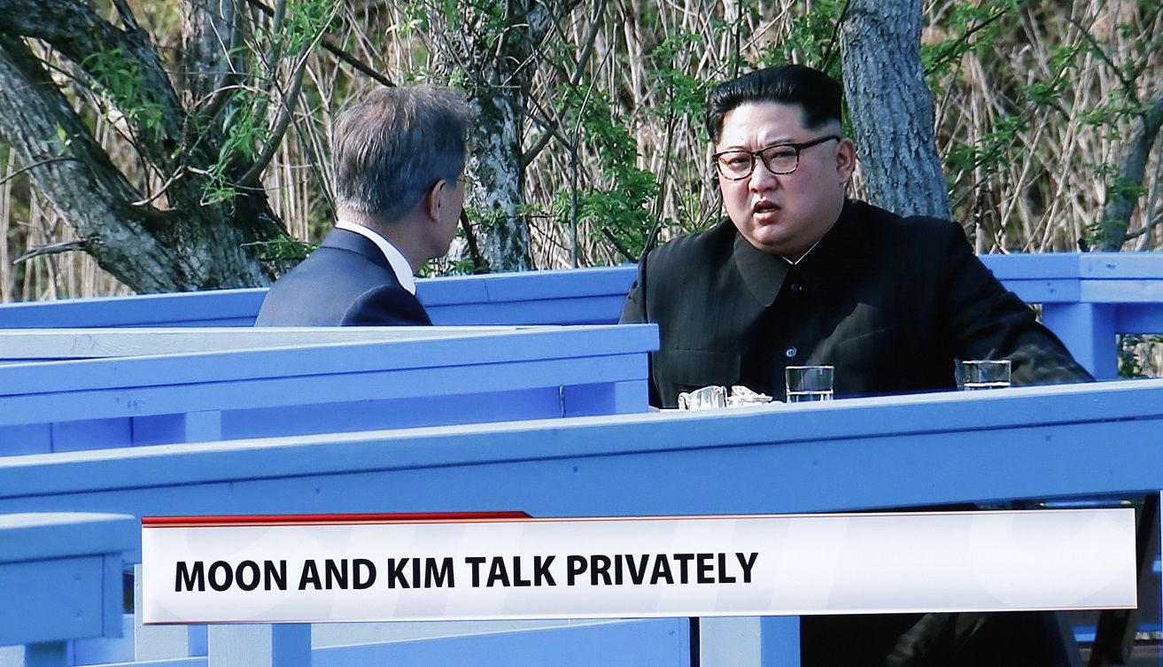 Ким Чен-ун и Мун Дже-ин говориха насаме