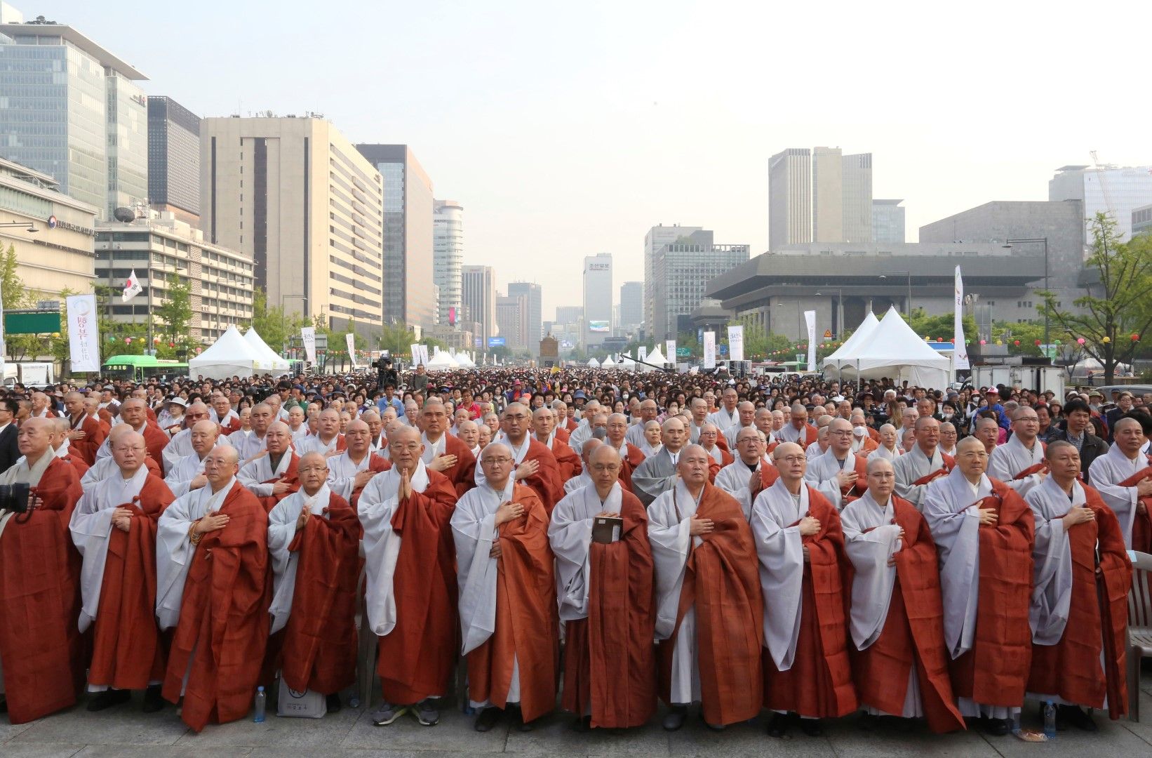 Будистки монаси се молят за успеха на срещата