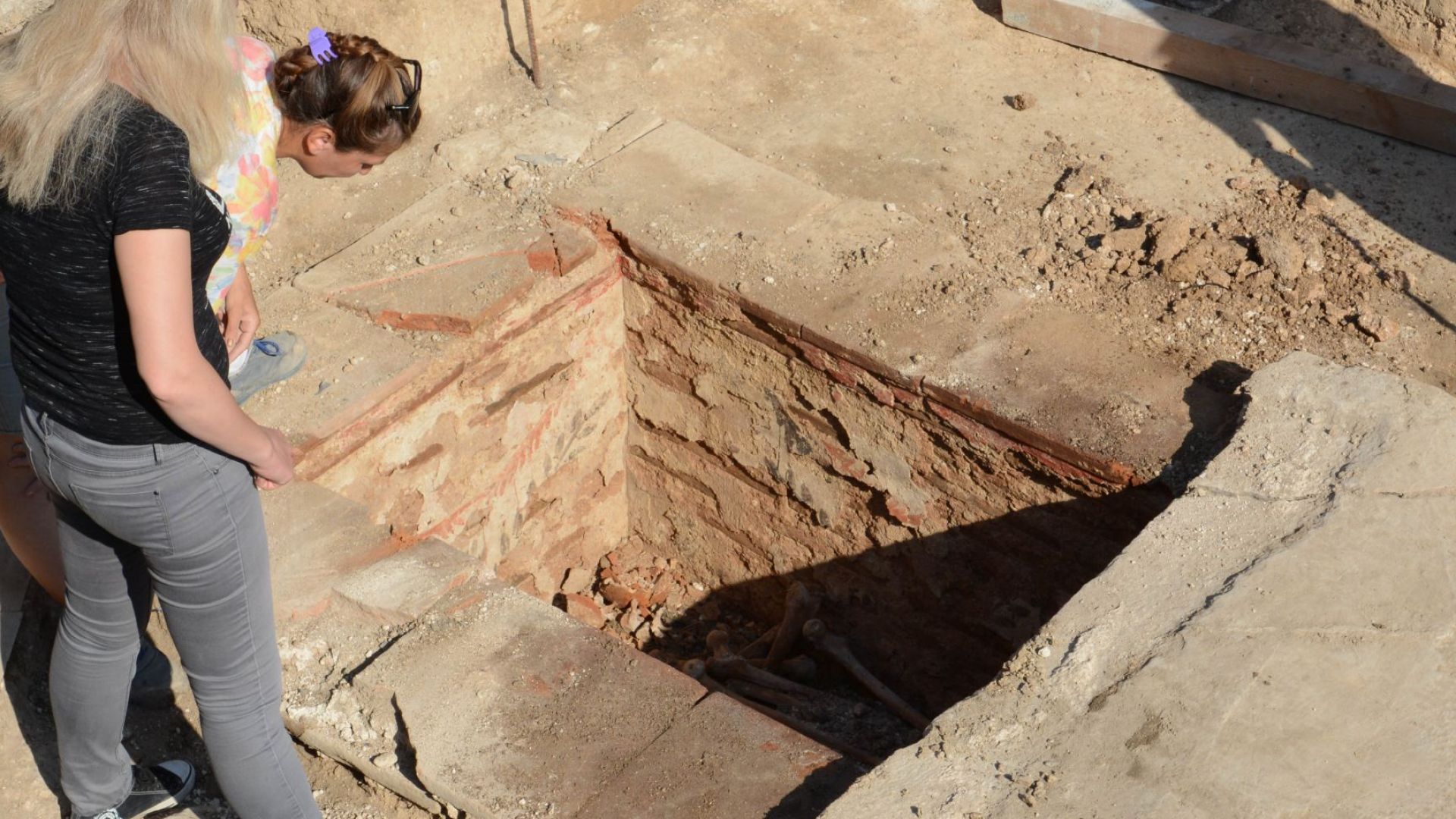 Две антични гробници откриха в центъра на Стара Загора