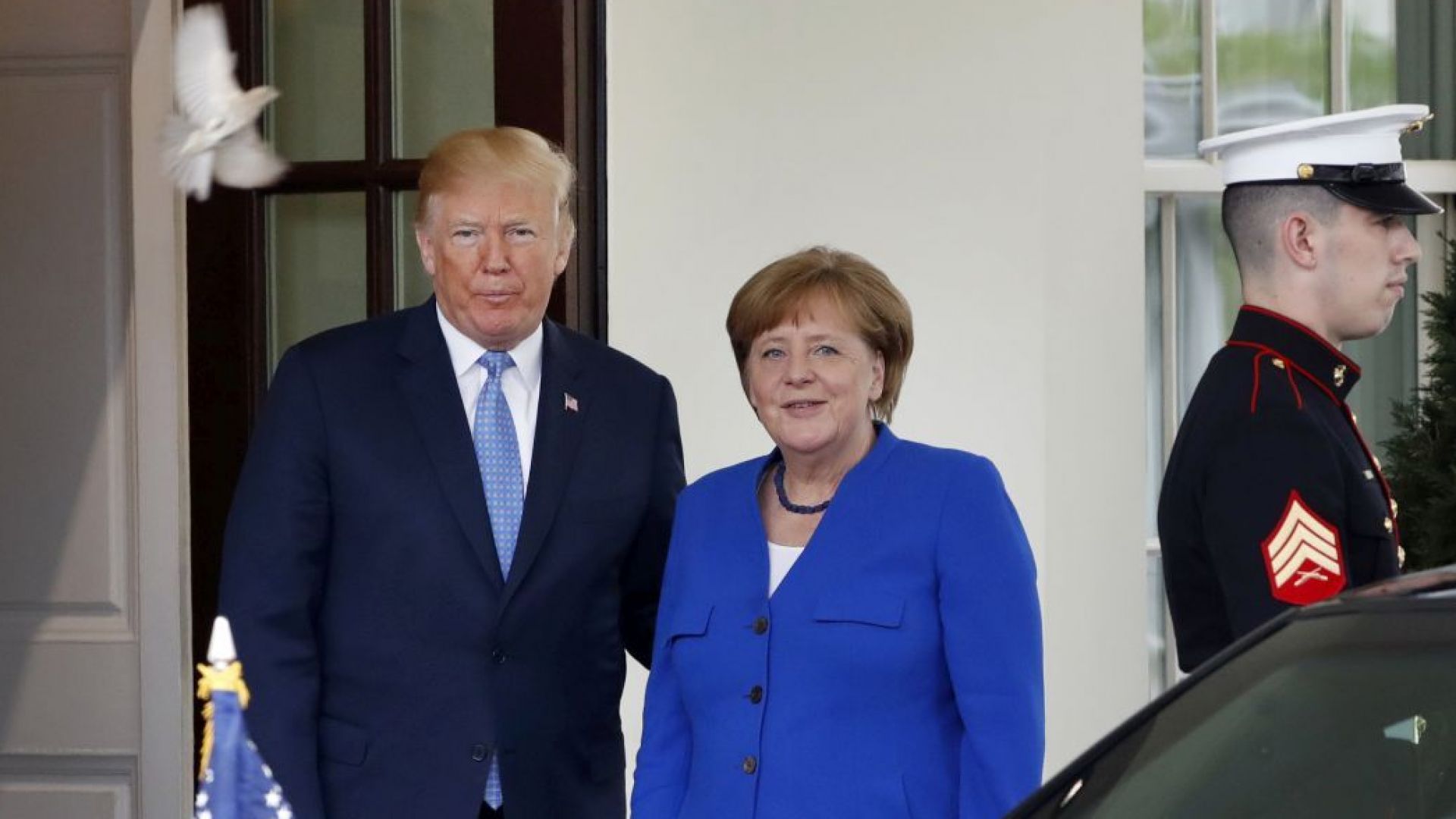 Тръмп посрещна Меркел в Белия дом с целувки