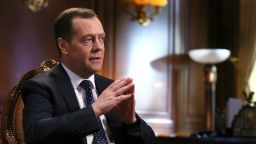Лебедев или Медведев? Великобритания качи снимка на грешния Дмитрий в обявление на санкции