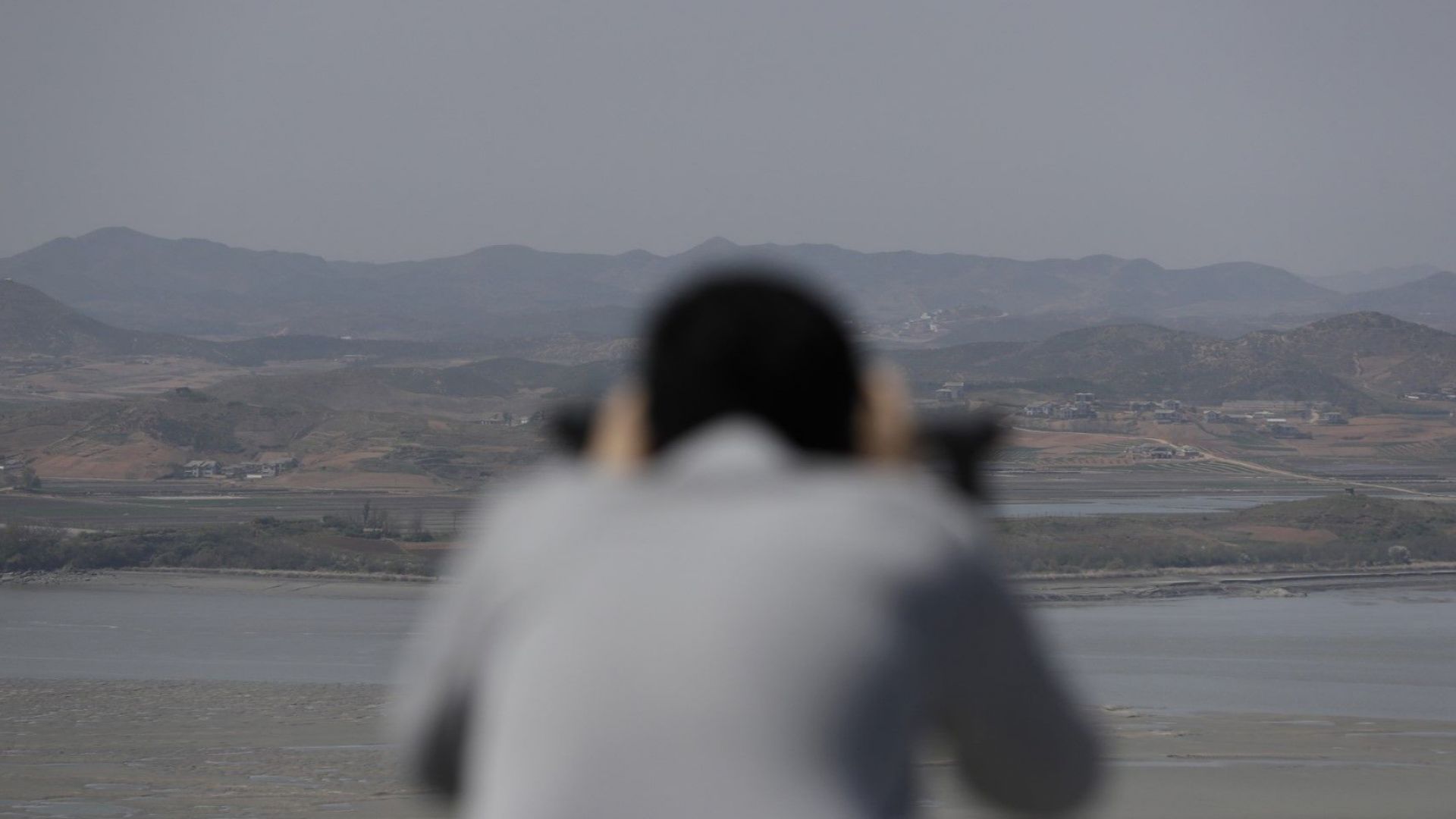Бивш севернокорейски дипломат избягал в Южна Корея прикани днес своя