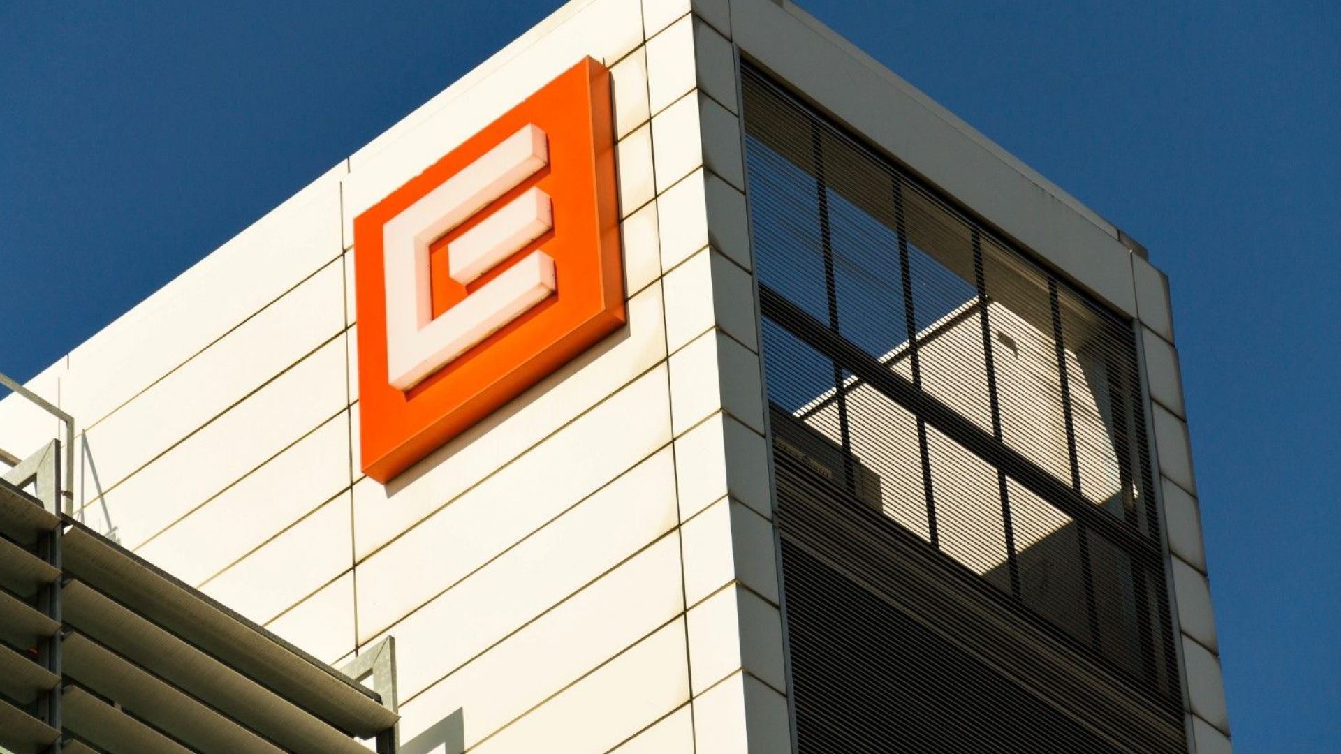 При несъгласувани изкопни и ремонтни дейности на територията на сградата