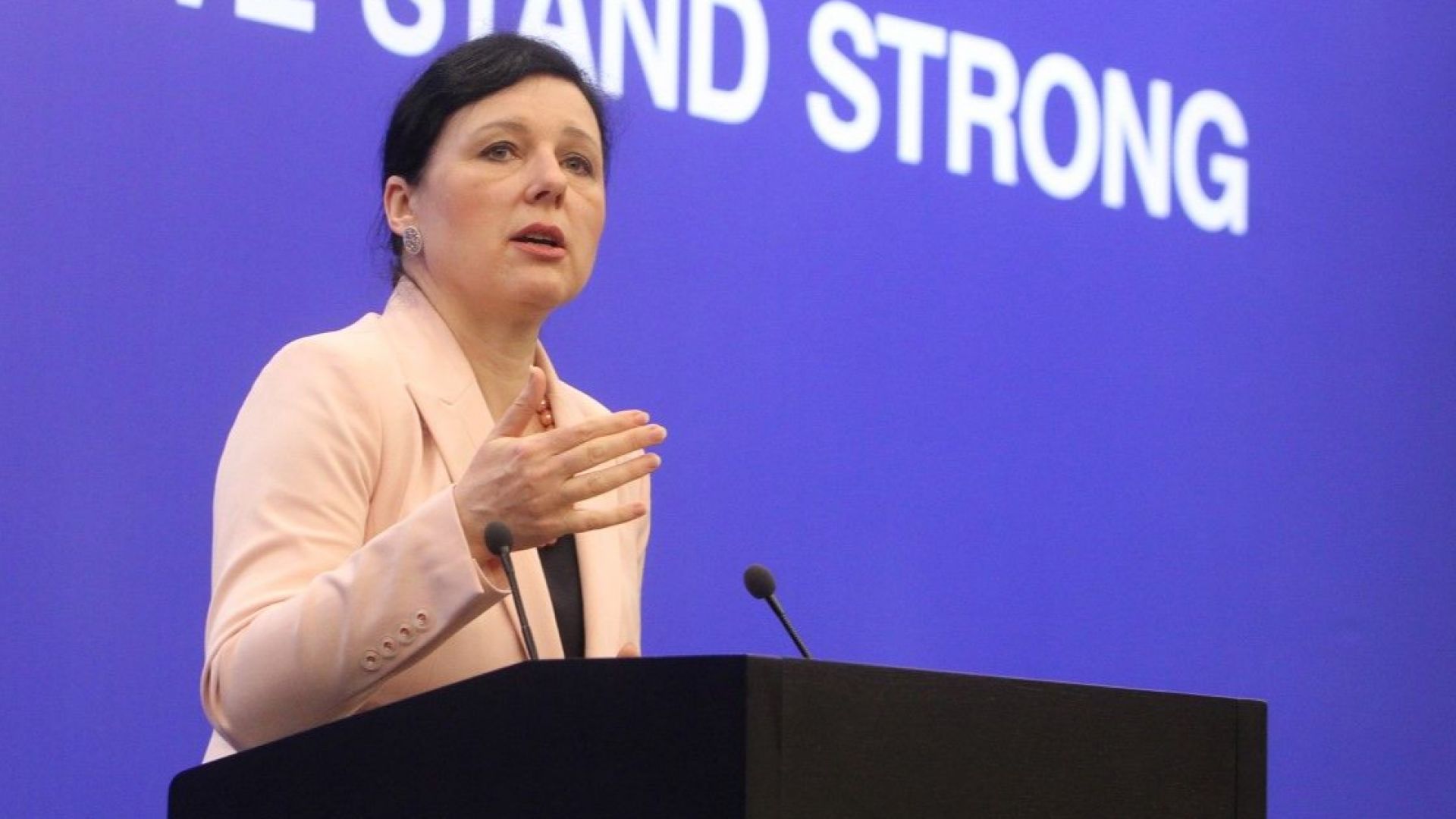 Еврокомисарят по правосъдието Вера Йоурова изрази днес очакването решението за