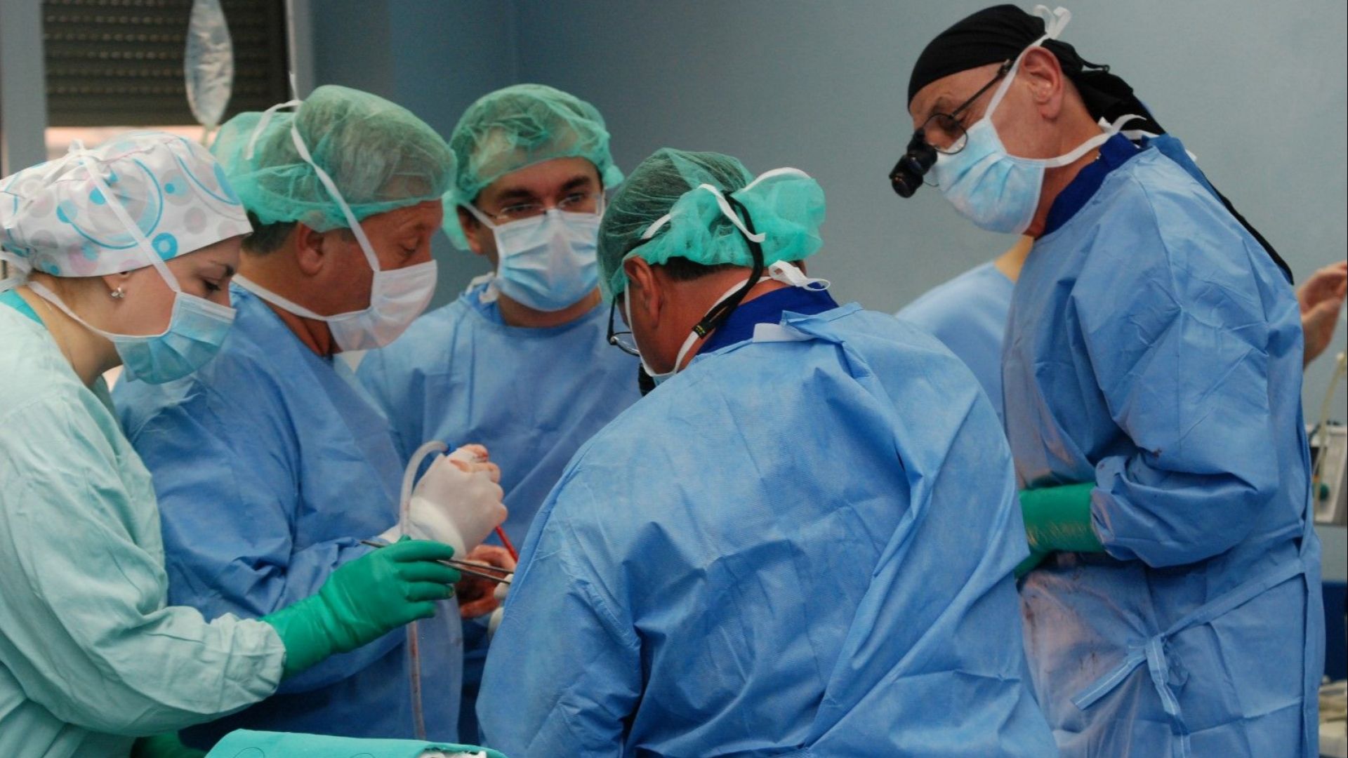 Кардиохирурзи от Плевен извършиха за първи път в България безкръвна