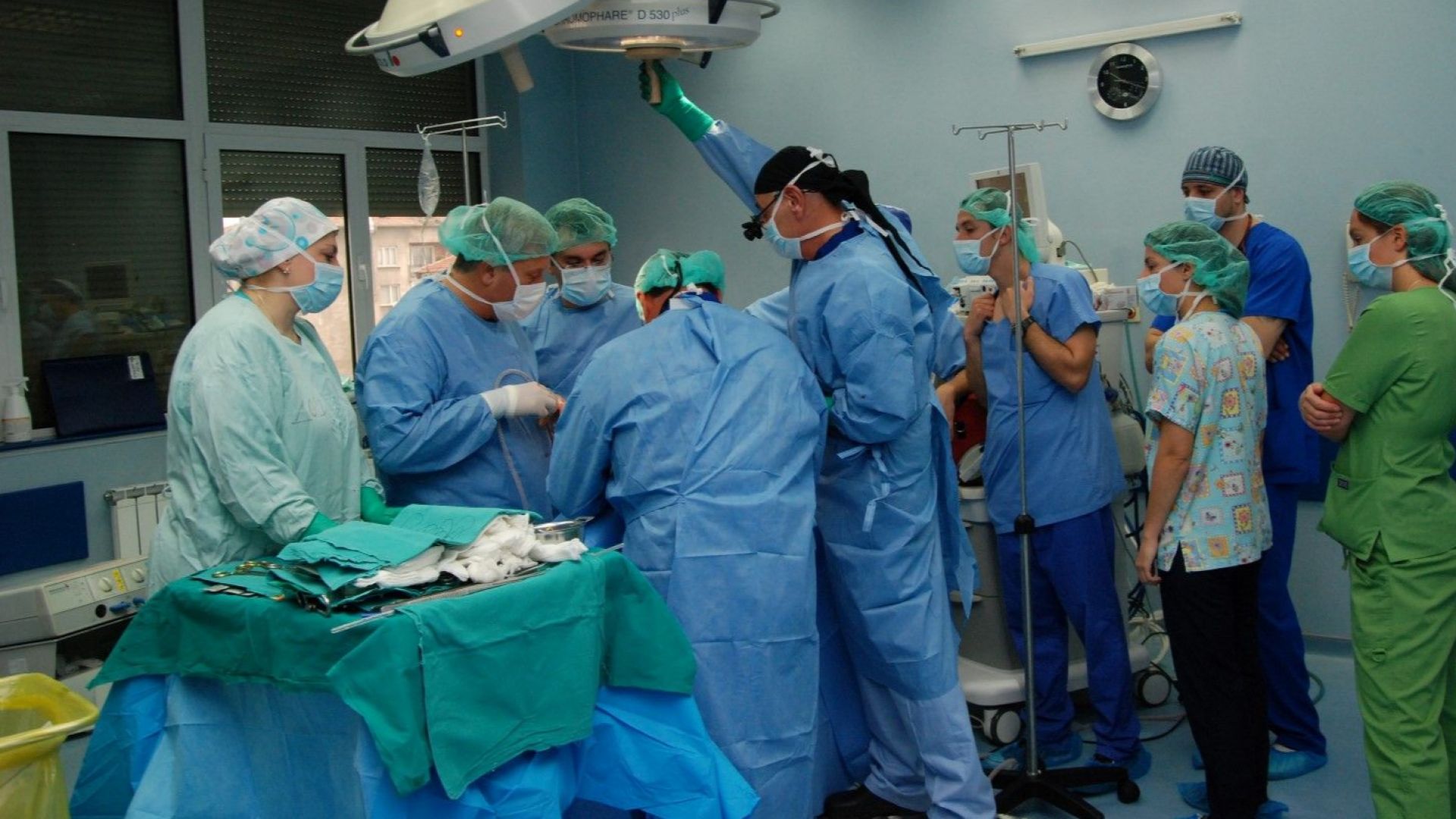 Новородено с перфорация на тънкото черво вследствие на която получило