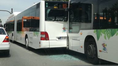 Две жени са в болница след сблъсък на 2 автобуса в София