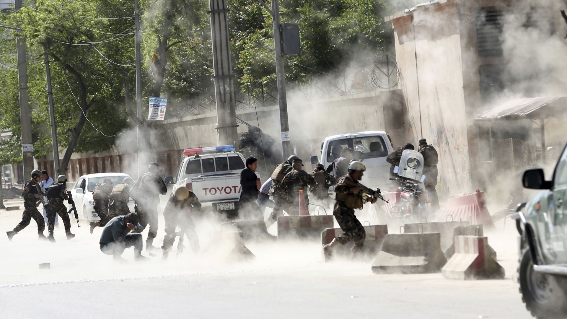 Убити и ранени при експлозия в джамия в Афганистан