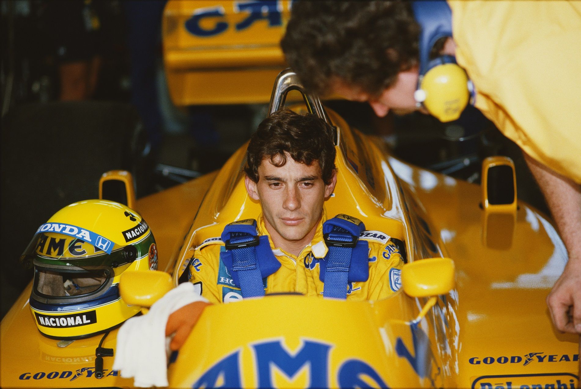 Айртон Сена е човекът-вододел на историята на "Формула 1".   Смъртта му на 1 май 1994 г. разтърси из основи спорта, света   и милиони запалянковци, които гледаха състезанията заради   бразилеца. Необяснимо харизматичен, магнетично луд,  изключителен шампи