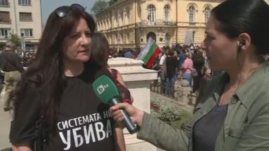 "Код черно" събра родители на протест в София