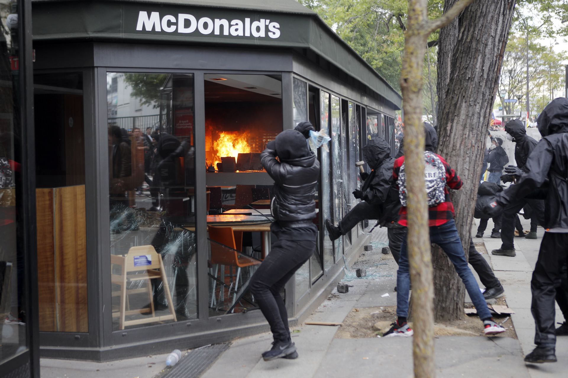 Първомайските безредици в Париж